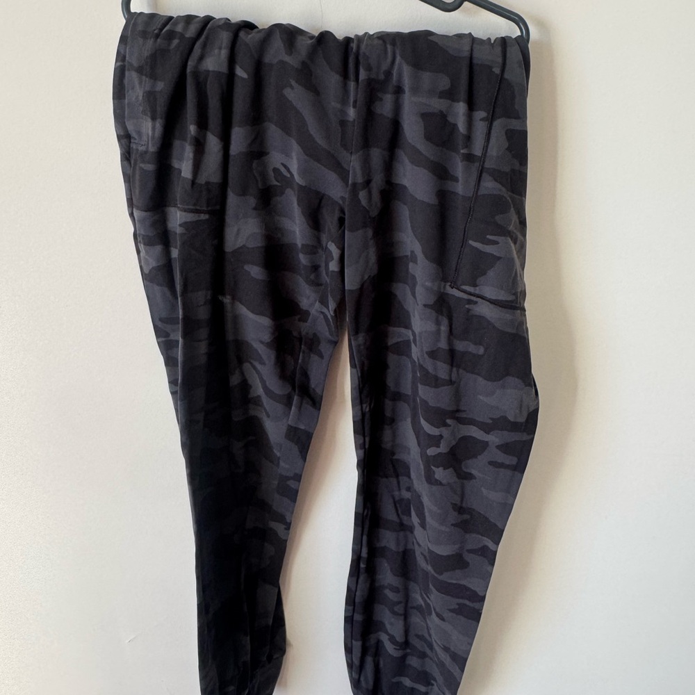 Athleta Men's Dark Gray Black Camo Joggers